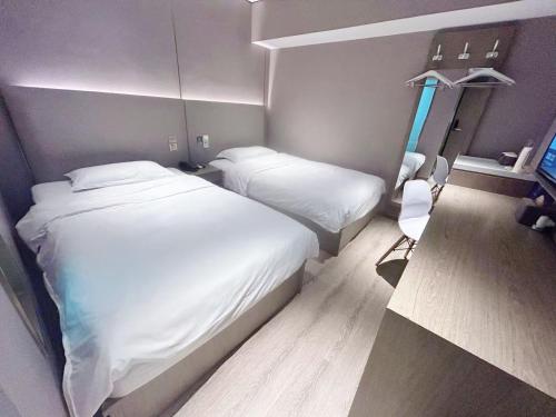 Ένα ή περισσότερα κρεβάτια σε δωμάτιο στο Hanting Hotel Beijing Fuchengmen Fuwai Hospital
