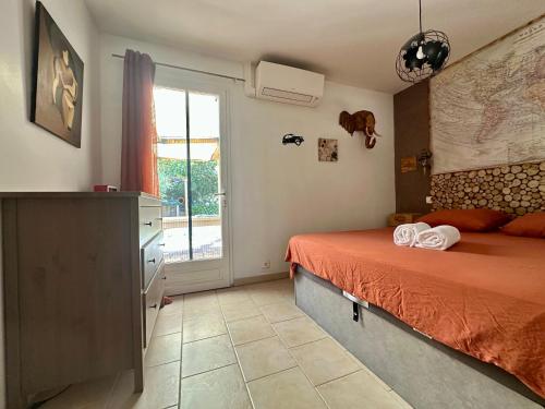 a bedroom with a bed and a window at Villa FURGY - Climatisation et parking in Carcassonne