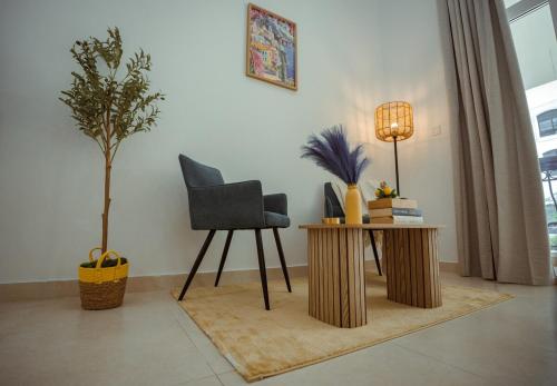 Un lugar para sentarse en G06 Ansam Amalfi-Inspired Studio Yas Island Escape