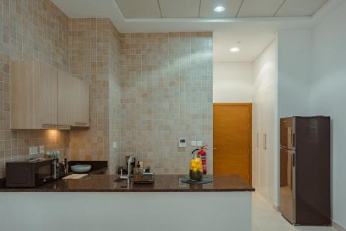 Una cocina o cocineta en G06 Ansam Amalfi-Inspired Studio Yas Island Escape