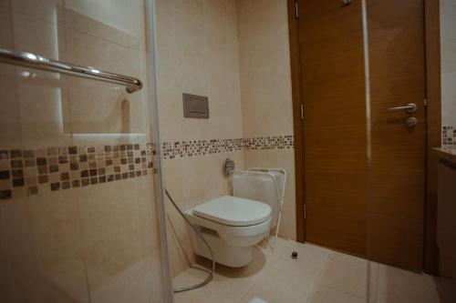 Un baño de G06 Ansam Amalfi-Inspired Studio Yas Island Escape