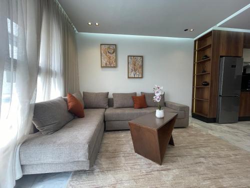 Posezení v ubytování Luxurious new studio near Casa Finance City