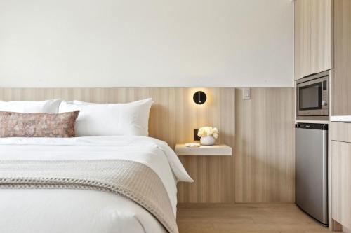 a bedroom with a bed and a microwave at Casa Riviera - Boutique Suites in Downtown Santa Barbara in Santa Barbara