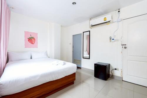 a white bedroom with a bed and a tv at Oh My Nap Sukhumvit 3 Nana station -โอ้ มาย แนป สุขุมวิท ซอย3 รถไฟฟ้านานา in Bangkok