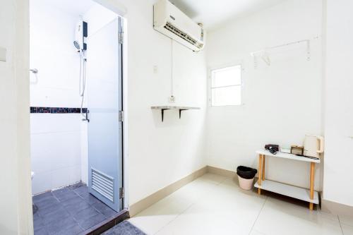 a bathroom with a shower and a sink at Oh My Nap Sukhumvit 3 Nana station -โอ้ มาย แนป สุขุมวิท ซอย3 รถไฟฟ้านานา in Bangkok