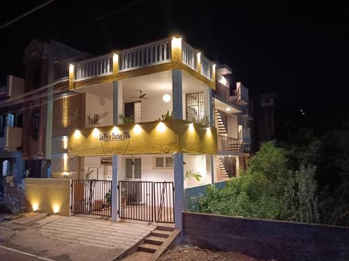 KuilapayamにあるLa Perle Cachee Villaの夜間照明付きの白い建物