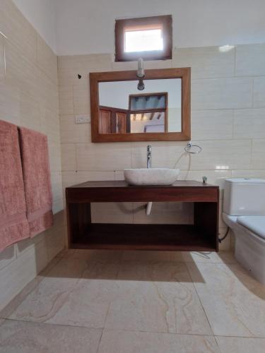 Bilik mandi di Amini Villa