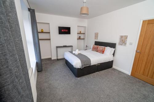 a bedroom with a bed in a room at Spacious 3 Bed Home in the heart of Swansea in Swansea