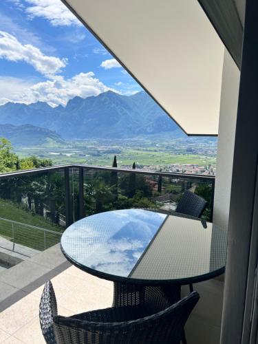 a table and chairs on a balcony with a view of mountains at Garda Suite 50 in Arco