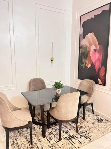 Χώρος καθιστικού στο Homely Apartment, ikota