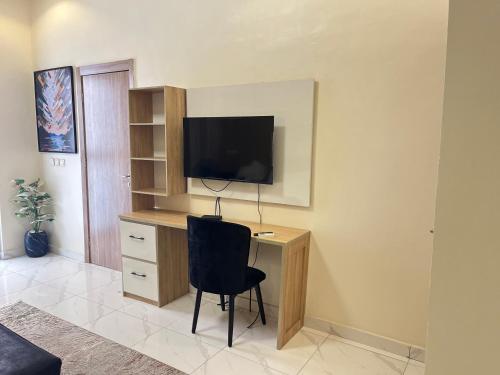 Μια τηλεόραση ή/και κέντρο ψυχαγωγίας στο Homely Apartment, ikota
