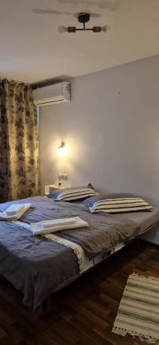 Ένα ή περισσότερα κρεβάτια σε δωμάτιο στο Alba Iulia Cetate Apartment