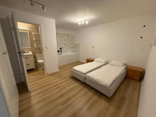 Postel nebo postele na pokoji v ubytování Willa LTC Apartments Orłowo