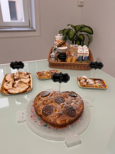 ein Tisch mit einem Kuchen auf einem Tisch mit anderem Gebäck in der Unterkunft "Zigana" tra feste Siciliane - nel centro storico della città! in Palermo