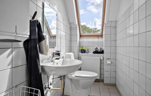Koupelna v ubytování Pet Friendly Home In Spøttrup With Wifi