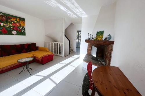 un salon avec un canapé et une cheminée dans l'établissement Bright duplex in the heart of Port Grimaud 1, à Grimaud