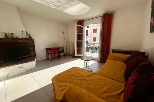 un salon avec un canapé et une télévision dans l'établissement Bright duplex in the heart of Port Grimaud 1, à Grimaud