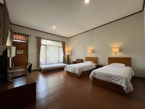 Giường trong phòng chung tại Hotel Grand Panorama Lembang