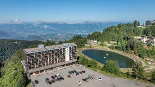 una vista aerea di un hotel con parcheggio e lago di Le Vernon N 406 - ST5 a Chamrousse