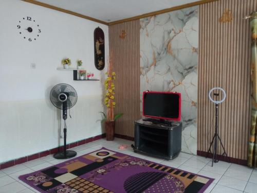 TV a/nebo společenská místnost v ubytování Homestay Edelyne Belitung