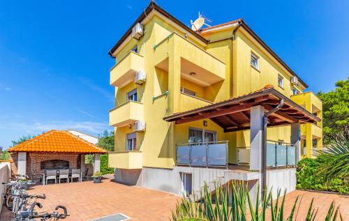 1 Bedroom Awesome Apartment In Medulin