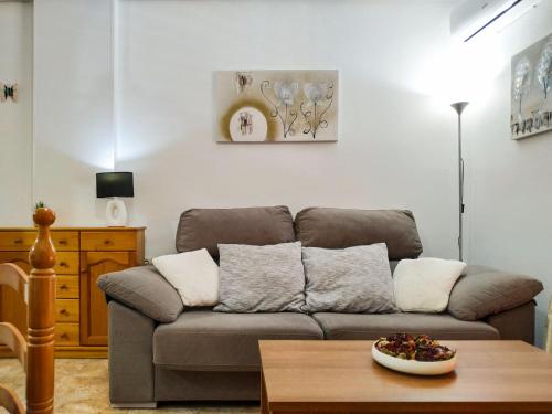 ein Wohnzimmer mit Sofa und Tisch in der Unterkunft Apartment Viñamar 6 La Mata in La Mata