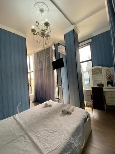 une chambre avec un lit avec deux oreillers dessus dans l'établissement Hotel AISI, à Koutaïssi