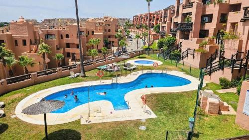 Πισίνα στο ή κοντά στο 2 bedrooms sea view apartments in La Duquesa