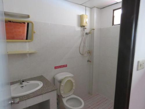 y baño con aseo, lavabo y ducha. en Malee House and Restaurant, en Pattaya central