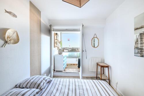 ein Schlafzimmer mit Bett und Meerblick in der Unterkunft Le Vumer - Proche Plage in Courseulles-sur-Mer
