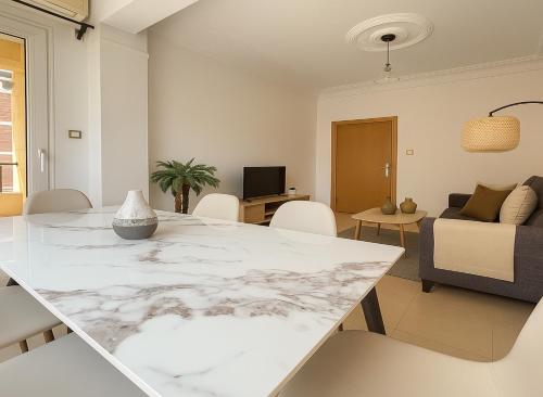 a living room with a marble table and a couch at Magnifique appartement 3 pièces à Hydra in Hydra