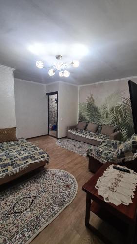 Ένα ή περισσότερα κρεβάτια σε δωμάτιο στο 2 х комнатная квартира