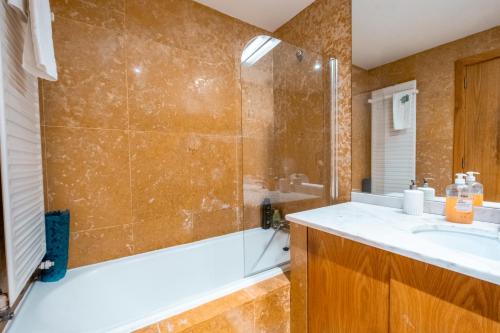 Ένα μπάνιο στο OceanSide Matosinhos - EcoHost