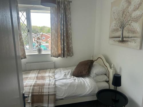 Katil atau katil-katil dalam bilik di Family & Group Stay – 3 Bedroom Swansea Home