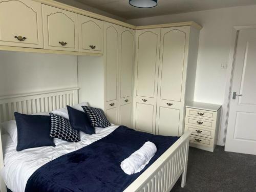 Katil atau katil-katil dalam bilik di Family & Group Stay – 3 Bedroom Swansea Home