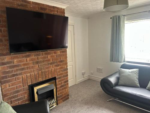 Televisyen dan/atau pusat hiburan di Family & Group Stay – 3 Bedroom Swansea Home