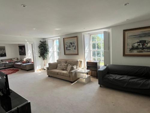 Ruang duduk di Spacious 6 bedroom retreat in Milford Haven