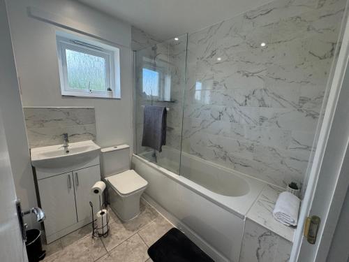 Ένα μπάνιο στο Elegant & Modern 3 bed home with private drive