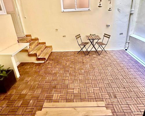 a room with two chairs and a table and stairs at Apartamento en el corazón de Santa Cruz in Santa Cruz de Tenerife