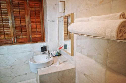 a bathroom with a sink and a bunk bed at Harmony Valley Retreat in Bukit Tinggi