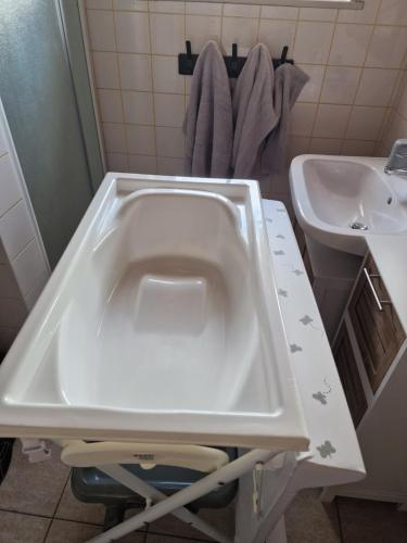 a bathroom with a sink and a bath tub at La Grange in Verlincthun