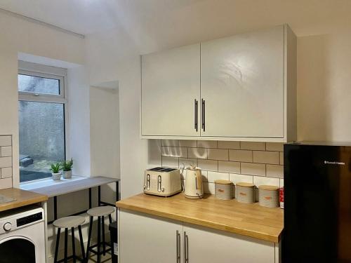Η κουζίνα ή μικρή κουζίνα στο Cozy & Spacious 3-bedroom home
