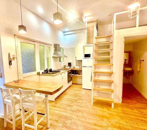 a kitchen with a table and chairs and a ladder at Apartamento en el corazón de Santa Cruz in Santa Cruz de Tenerife