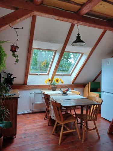 une cuisine avec une table et des chaises dans une pièce dans l'établissement Dziupla, à Świeradów-Zdrój