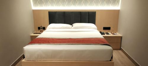 Una cama o camas en una habitación de The Citi Residenci Hotel, Bidhannagar