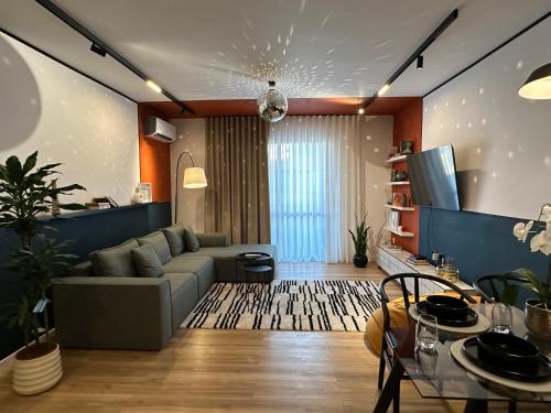 un salon avec un canapé et une table dans l'établissement Mondrian Luxury Apartment, à Durrës