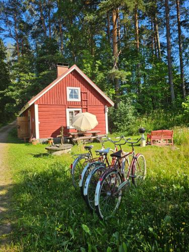a group of bikes parked in front of a red barn at Romantic countryside SAUNA Cottage in Maakeski