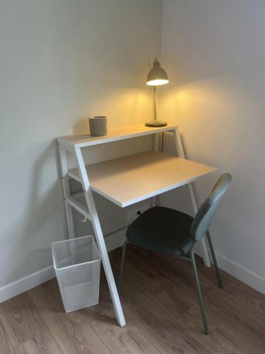 a desk with a chair and a desk with a lamp at Appartement neuf et cosy au coeur des vallées in Pierrefitte-Nestalas