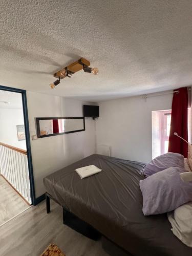 a bedroom with a bed and a window at Helios 105 wifi et terrasse in Barèges