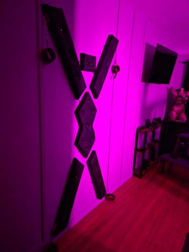 Μια τηλεόραση ή/και κέντρο ψυχαγωγίας στο Loveroom Eclat d emoi